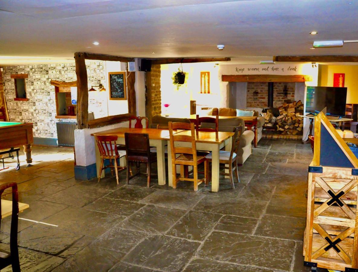 The Hollybush Inn And B&B Priors Marston Екстер'єр фото